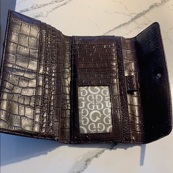 Ladies Guess Wallet - Picture 5 of 7